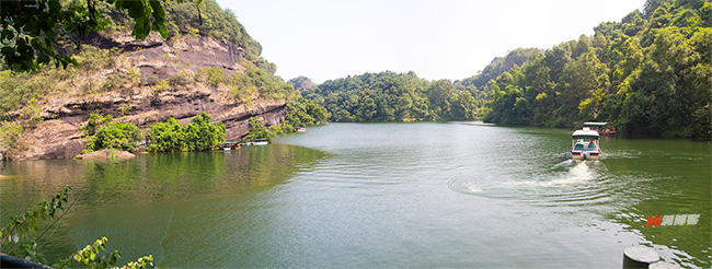 丹霞山翔龙湖一角的全景图