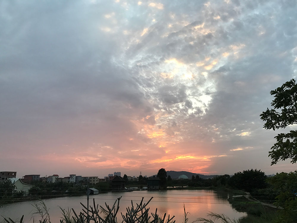夕阳、江边晚霞照片。