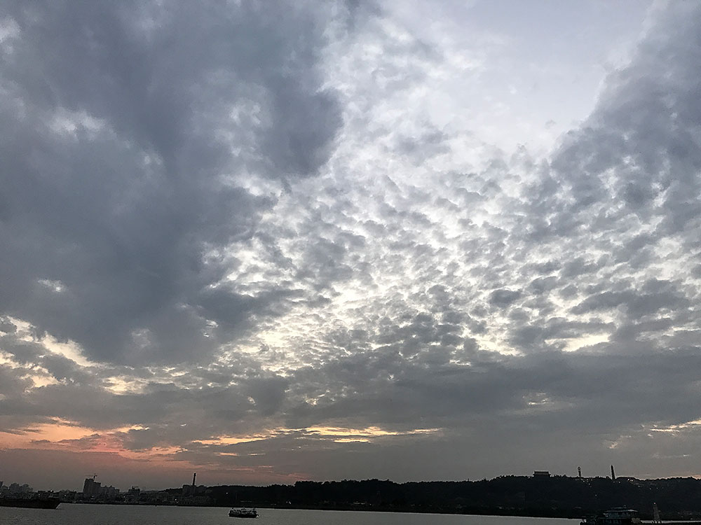 夕阳、江边晚霞照片。